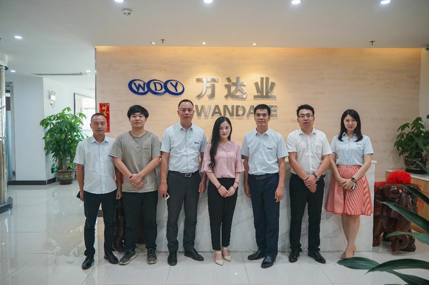 蜜桃AV在线免费播放與《品質》欄目組合影留念